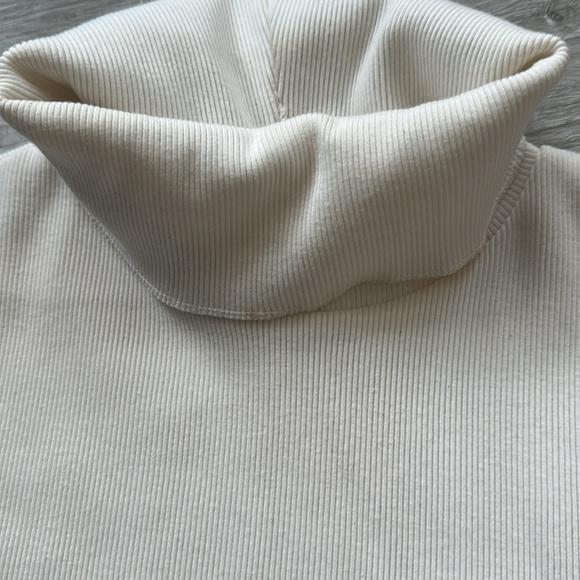 Elegant Cream Sleeveless Turtleneck Sweater - Picture 3 of 4